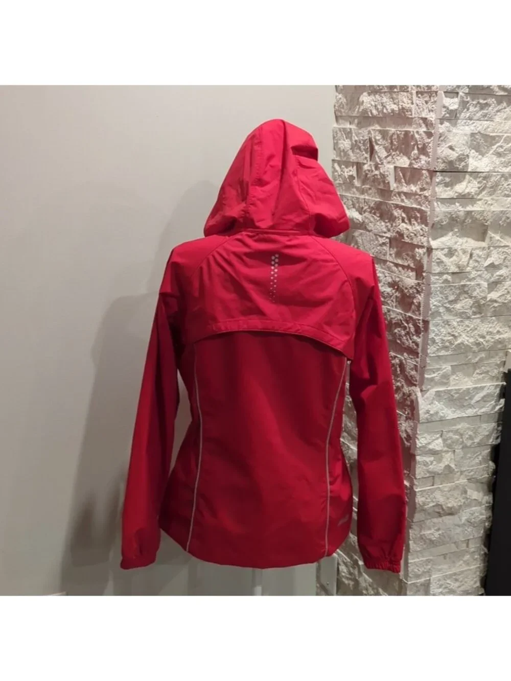 Avia red hooded running reflective waterproof windbreaker jacket like new